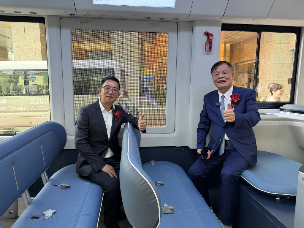 騰創新能源汽車行政總裁徐誌陽(左)表示,SKYWORTH K可以更換電池,毋須擔心電池的問題。右為創維集團兼創維汽車創辦人黃宏生。 騰創新能源汽車行政總裁徐誌陽(左)表示,SKYWORTH K可以更換電池,毋須擔心電池的問題。右為創維集團兼創維汽車創辦人黃宏生。