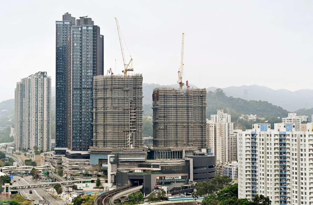 有關房屋及土地政策，在保障基層市民住屋需求下，政府可適度調節供應，若要推出土地，也應該省卻不必要發展要求，降低建設難度及縮短周期，從而降低發展風險，提高政府地價收益。