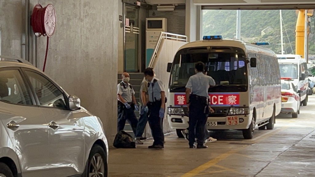 死者屍體移往香港仔水警基地待查。楊偉亨攝