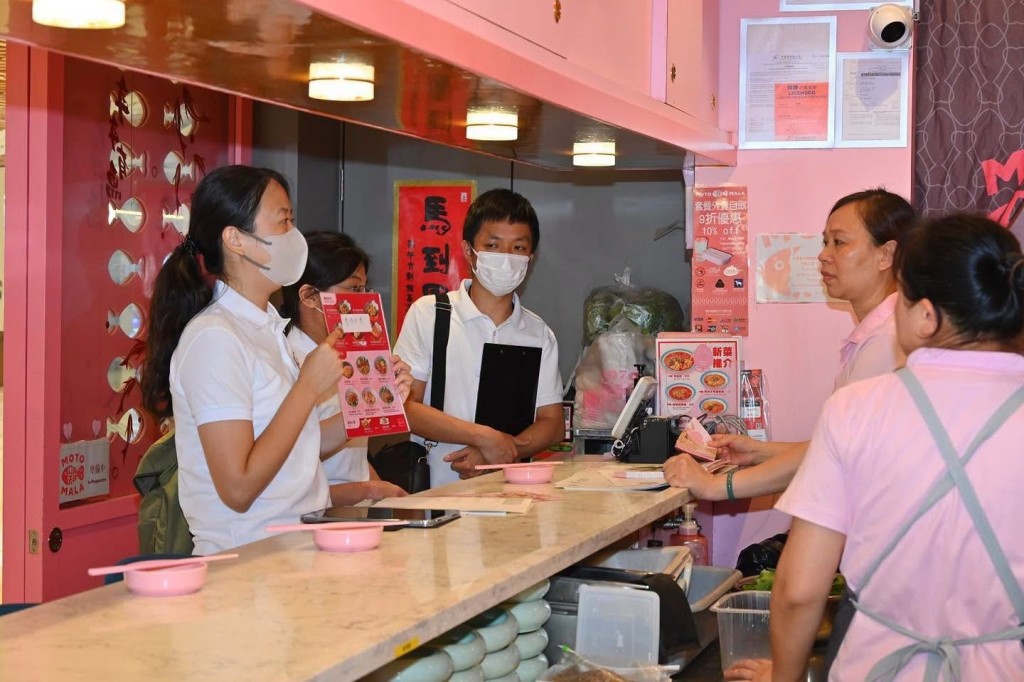 專隊發現部分食肆涉違反牌照條件,於餐桌上使用明火爐具烹煮或加熱食物,食環署已即時作出嚴厲警告。食環署fb 專隊發現部分食肆涉違反牌照條件,於餐桌上使用明火爐具烹煮或加熱食物,食環署已即時作出嚴厲警告。食環署fb