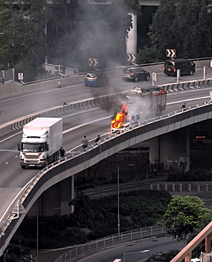 私家車陷入火海。fb：屯門公路塞車關注組