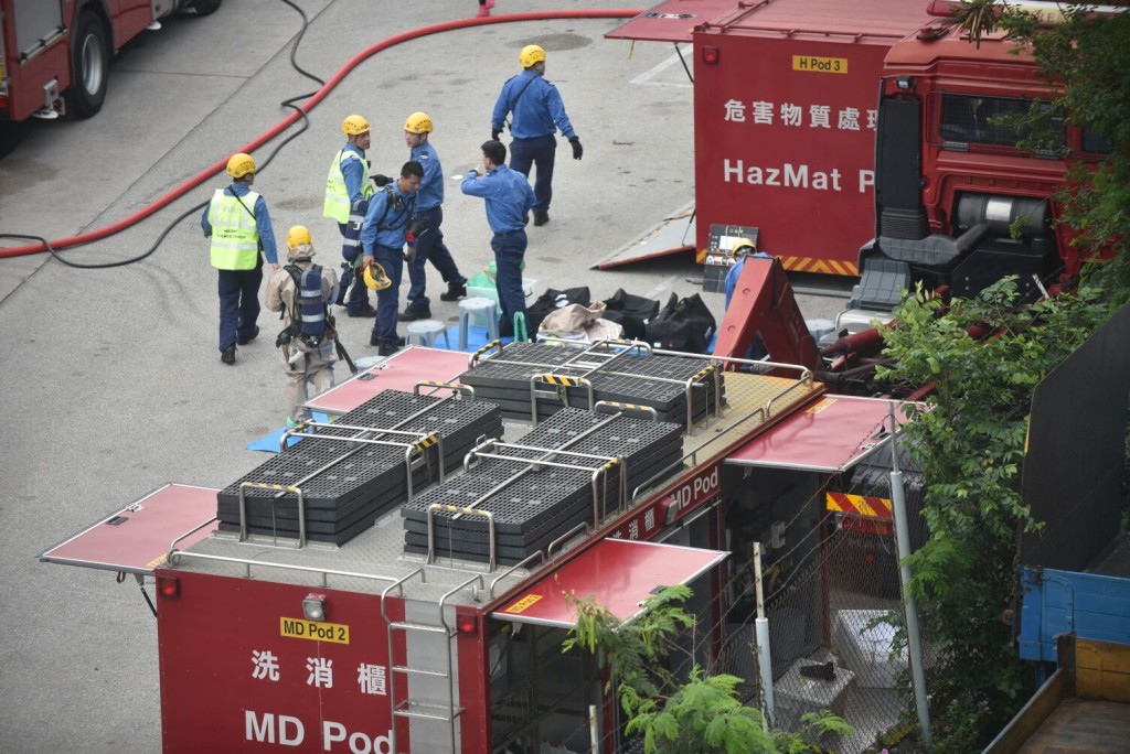 逾百名警員及消防人員下午到葵涌一號貨櫃碼頭,模擬有化學氣體洩漏。楊偉亨攝