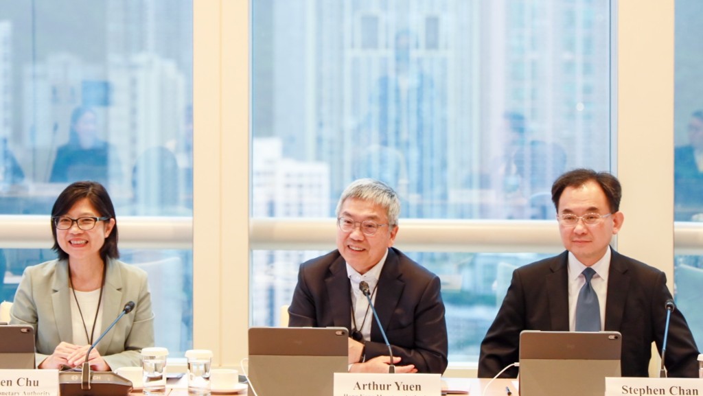 「北部都會區金融諮詢工作小組」會議由香港金融管理局（金管局）副總裁阮國恒（中）和香港銀行公會署理主席陳文（右）共同主持。金管局助理總裁（銀行監理）朱立翹（左）亦有出席。