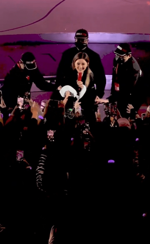 蔡卓妍在握手环节唱出《神奇两女侠》。