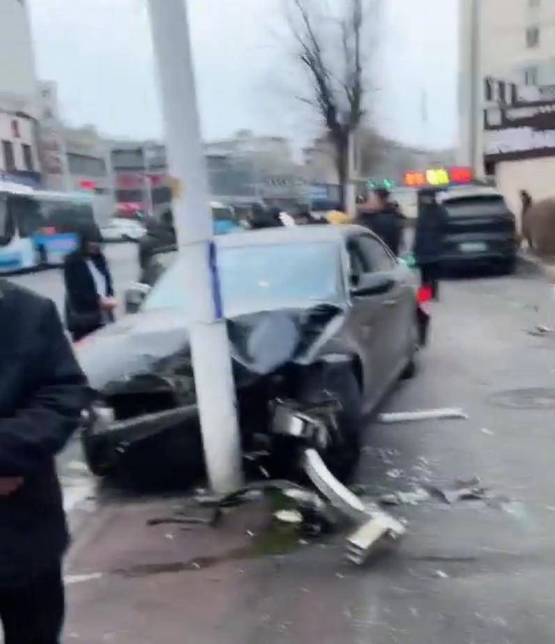 遼寧沈陽汽車逆行衝行人道，撞倒多人，已致1死4傷。  