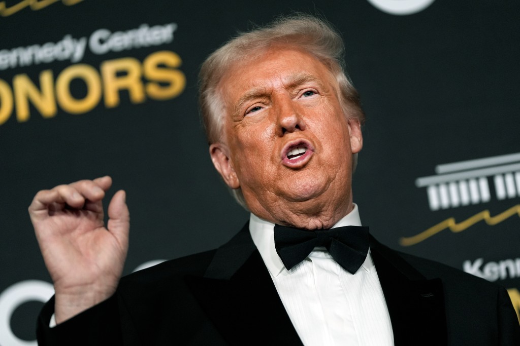 特朗普当主持人大出风头。美联社 特朗普当主持人大出风头。美联社