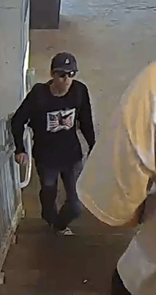 FBI公布一名「關注人士」的監視器影像照片，畫面顯示該人身穿黑色長袖上衣、戴帽及墨鏡，企圖掩飾身份。FBI圖片