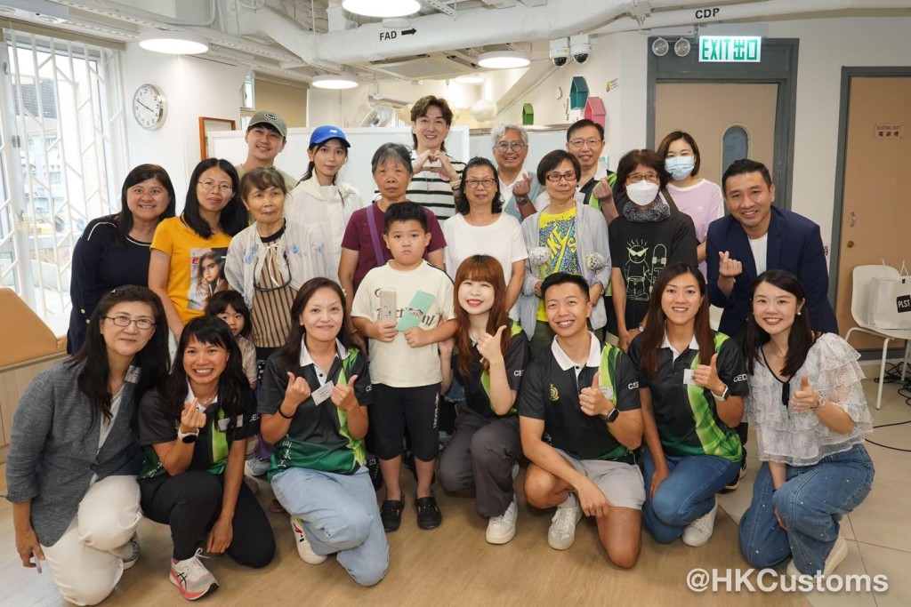 海關貿易管制處處長李民佳聯同海關義工隊,出席紅磡社區客廳舉行的親子活動。 海關貿易管制處處長李民佳聯同海關義工隊,出席紅磡社區客廳舉行的親子活動。