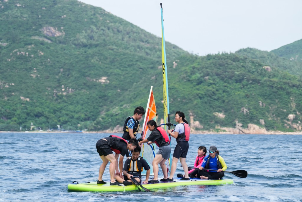 陳晞文親授滑浪風帆。