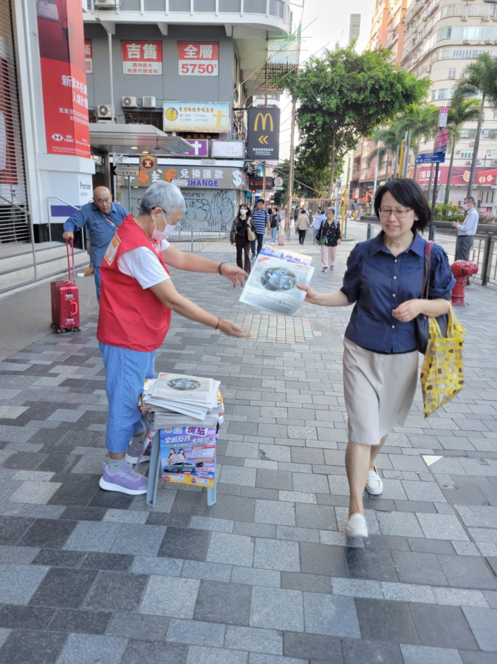 《提纸》防骗资讯丰富，市民争相取阅。