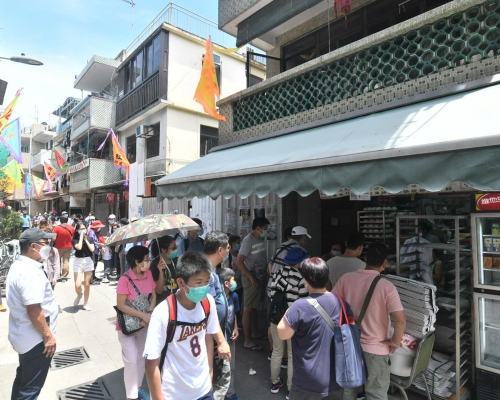 因大部分太平清醮活動取消,入長洲的人流較往年少。