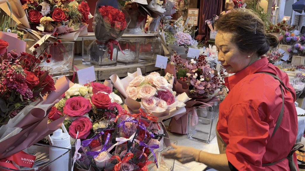 卉豐化業負責人梁女士接受訪問表示，由於今年情人節踫上農曆新年臨近，同時有人訂花，今日特別忙碌，「生意做唔切」。蔡楚輝攝