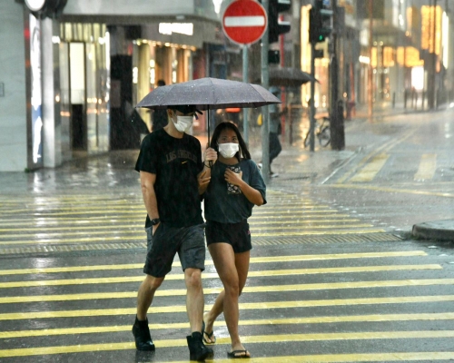 本港今早普遍錄得超過80毫米雨量，預測下午及今晚多雲，間中有驟雨。