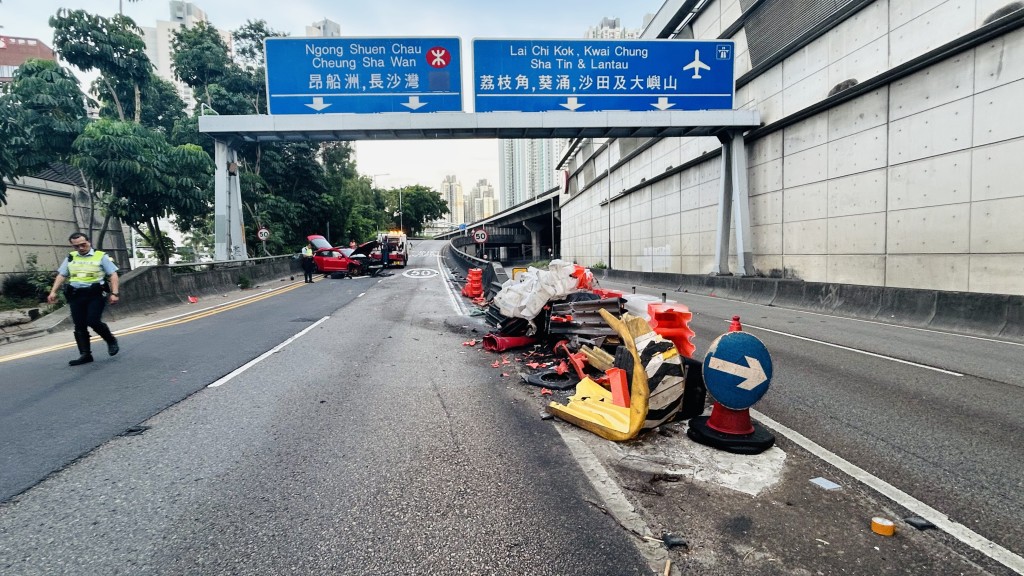 路中水馬被撞毀。