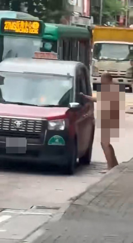 男子嘗試打開停在路邊的的士車門。網上片段截圖 男子嘗試打開停在路邊的的士車門。網上片段截圖