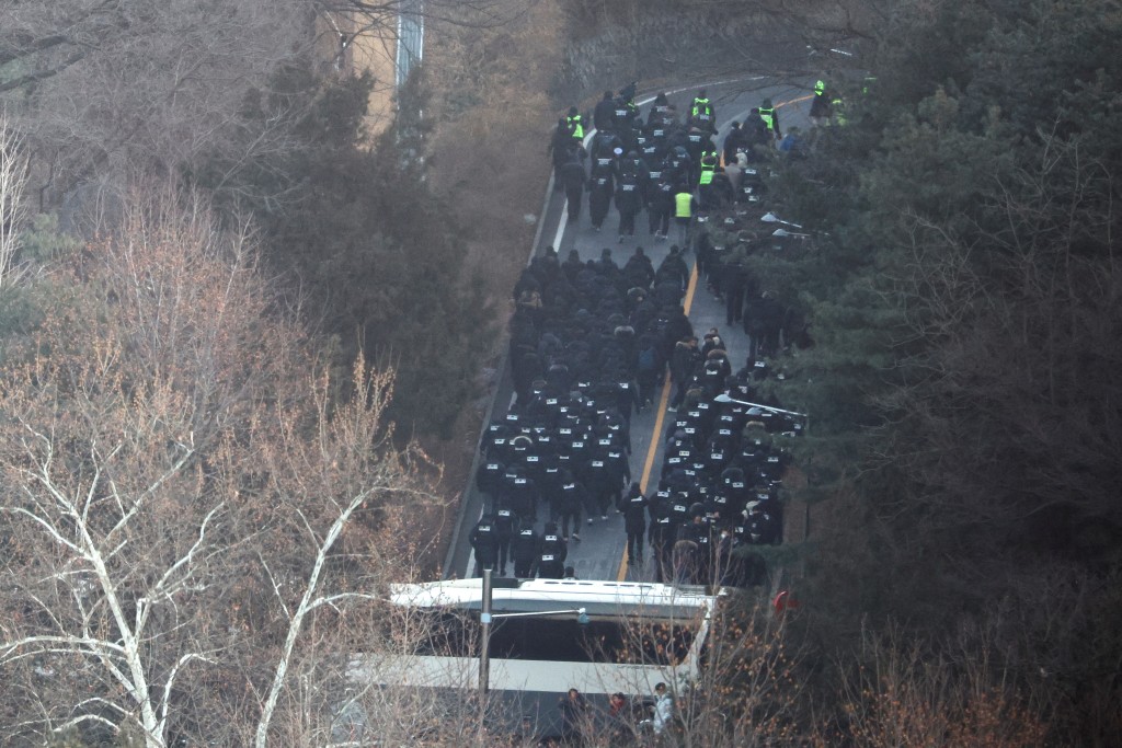 警察及公調處人員進行總統官邸，執行尹錫悅的逮捕令。路透社