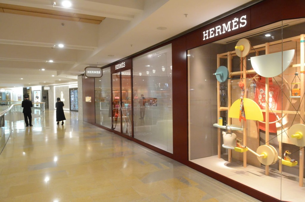 商場內商店提早關門。