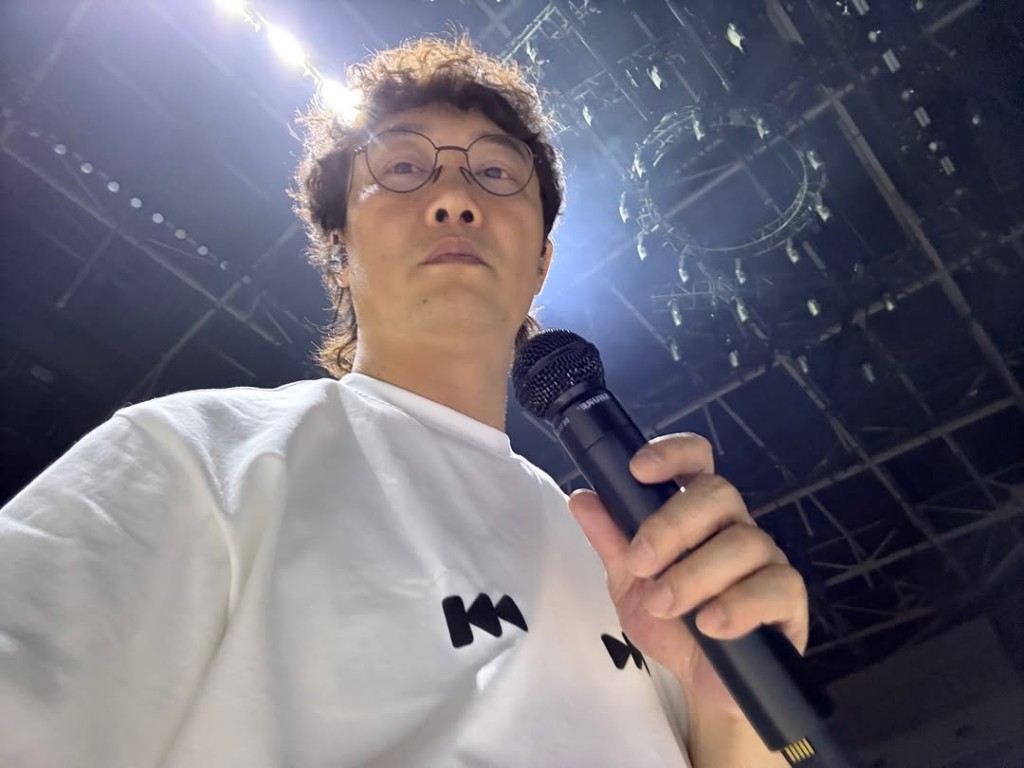 陳奕迅被傳死訊後,昨日終於晒相報平安,他身處高雄巨蛋進行綵排。 陳奕迅被傳死訊後,昨日終於晒相報平安,他身處高雄巨蛋進行綵排。