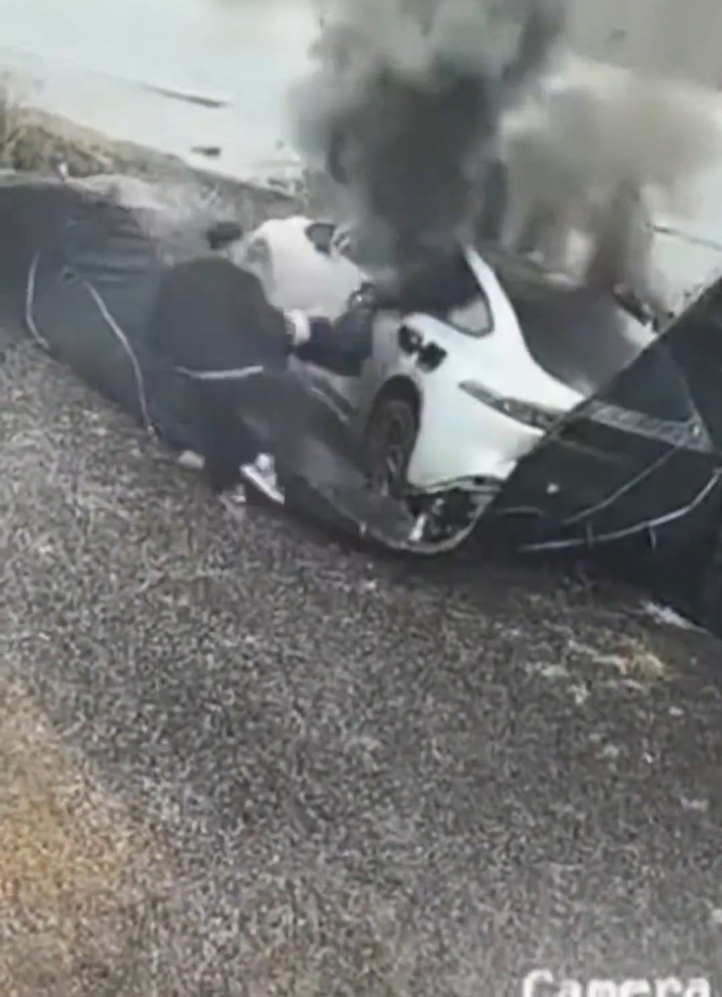 闭路电视拍下私家车出事及起火经过。