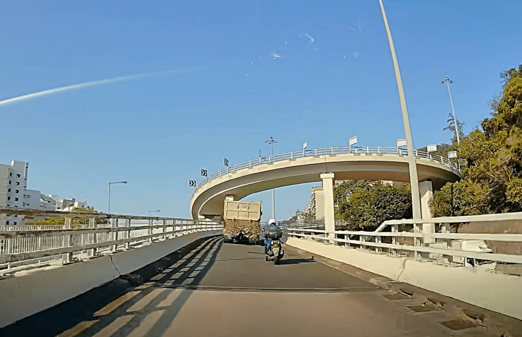 泥頭車車尾板突然鬆開，大量泥石傾倒而下。fb：車cam L（香港群組）