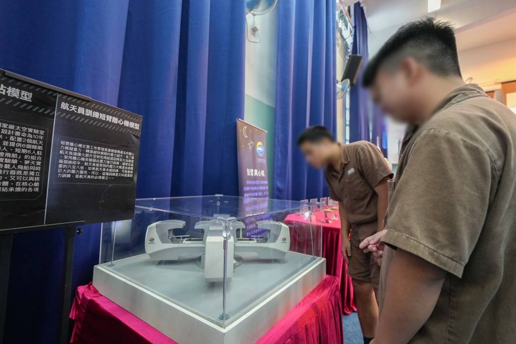 青少年在囚人士参观航天科技展览，了解国家在航天技术的成就和发展。惩教署提供图片