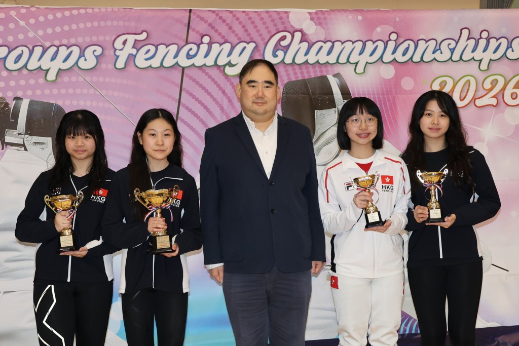 梁殷僑（左二）奪「少年組」冠軍，左一為亞軍文銥澄，右一為龍卓盈，她們3人將出戰亞少團體賽，右二為黃詠琳。徐嘉華攝