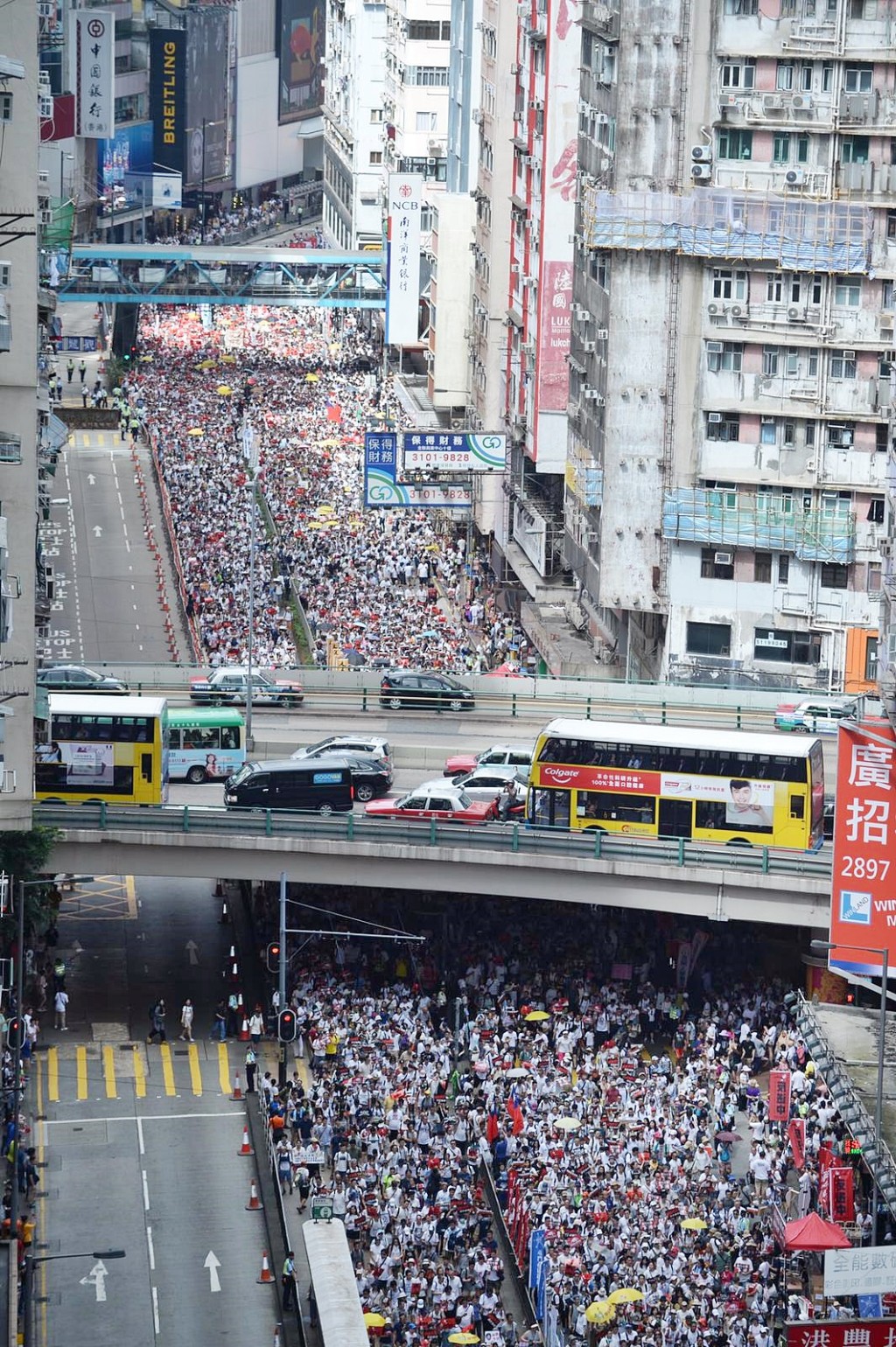 人海淹沒了銅鑼灣和灣仔的街頭。
