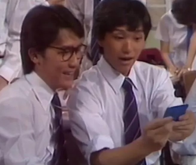 梁朝伟1982年受好友周星驰怂恿一起报考TVB艺员训练班。