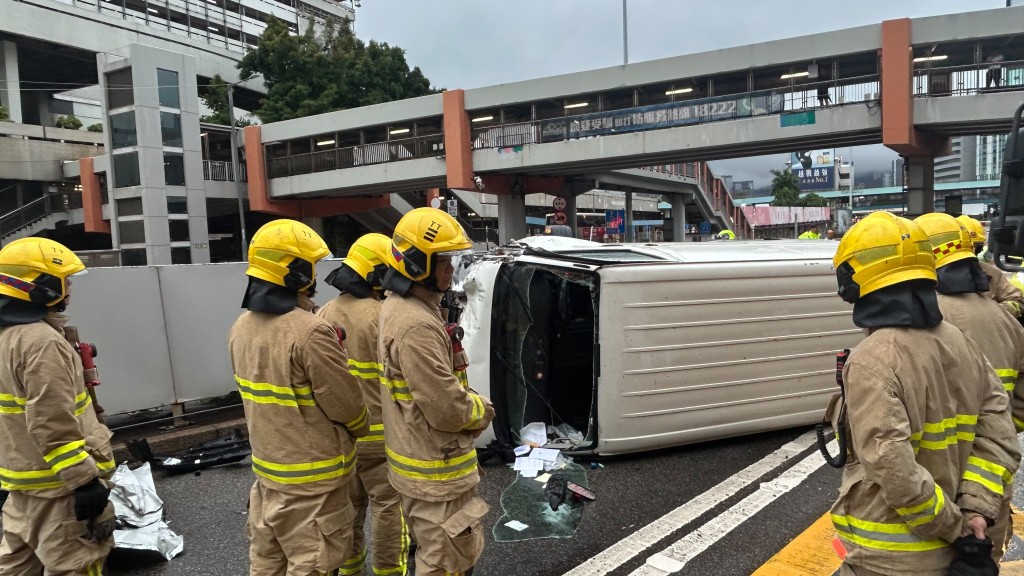 紅隧口客貨車失控撞欄翻側 50餘歲司機手腳擦傷送院。蔡楚輝攝 紅隧口客貨車失控撞欄翻側 50餘歲司機手腳擦傷送院。蔡楚輝攝