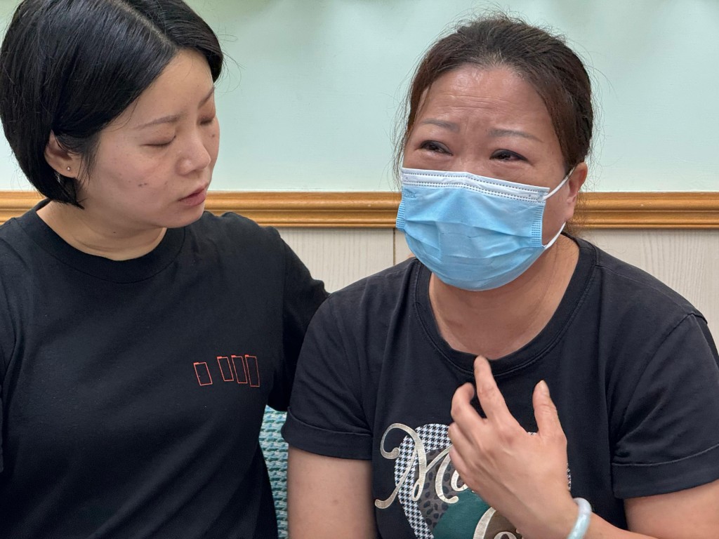 談及疑因過勞死的亡夫,陳太泣不成聲。 談及疑因過勞死的亡夫,陳太泣不成聲。