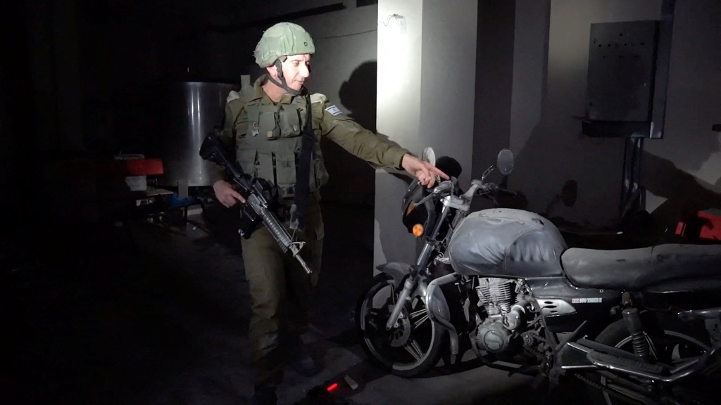 以军指这辆有弹痕的电单车被用来运载人质。路透社