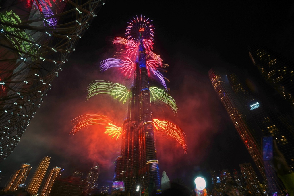 2026年1月1日，星期四，在阿聯酋杜拜，世界最高建築哈利法塔周圍燃放著絢麗的煙火，慶祝新年。 美聯社