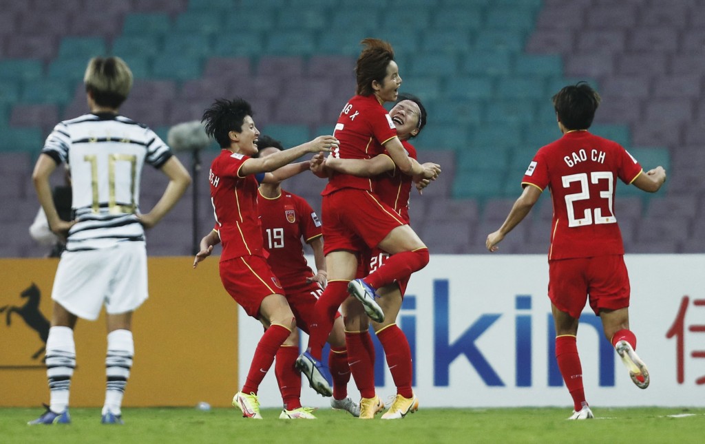 中國女足(紅衫)繼四強淘汰日本，決賽再一次發揮不屈精神，落後兩球下反勝3:2。REUTERS