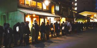 遇襲男遊客跟團到京都旅遊,突遭人當街刺傷。中國觀察者網 遇襲男遊客跟團到京都旅遊,突遭人當街刺傷。中國觀察者網