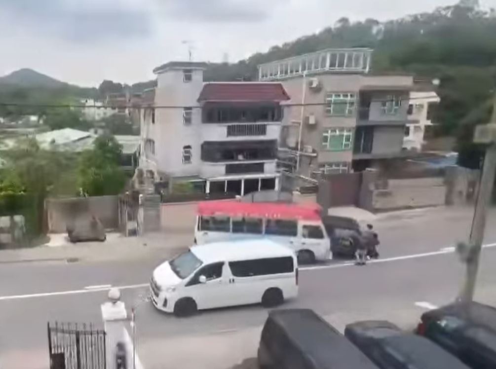 小巴衝前撞向黑色私家車。fb馬路的事討論區影片截圖