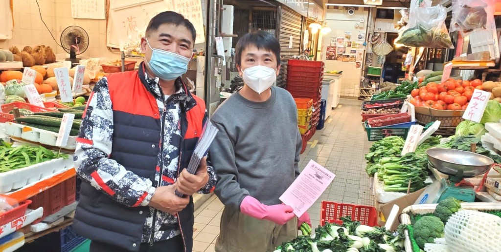 陈锦荣向商户派发「保持街巿衞生 促进良好经营环境」的通告。(受访者提供)