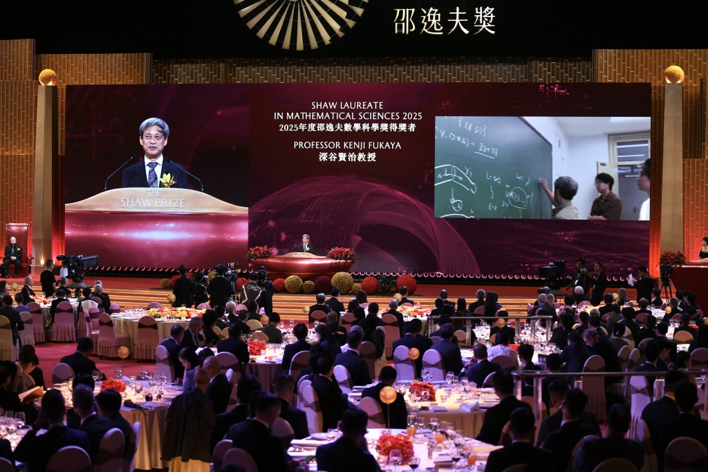 深谷贤治现为中国北京雁栖湖应用数学研究院及清华大学丘成桐数学科学中心教授。何君健摄