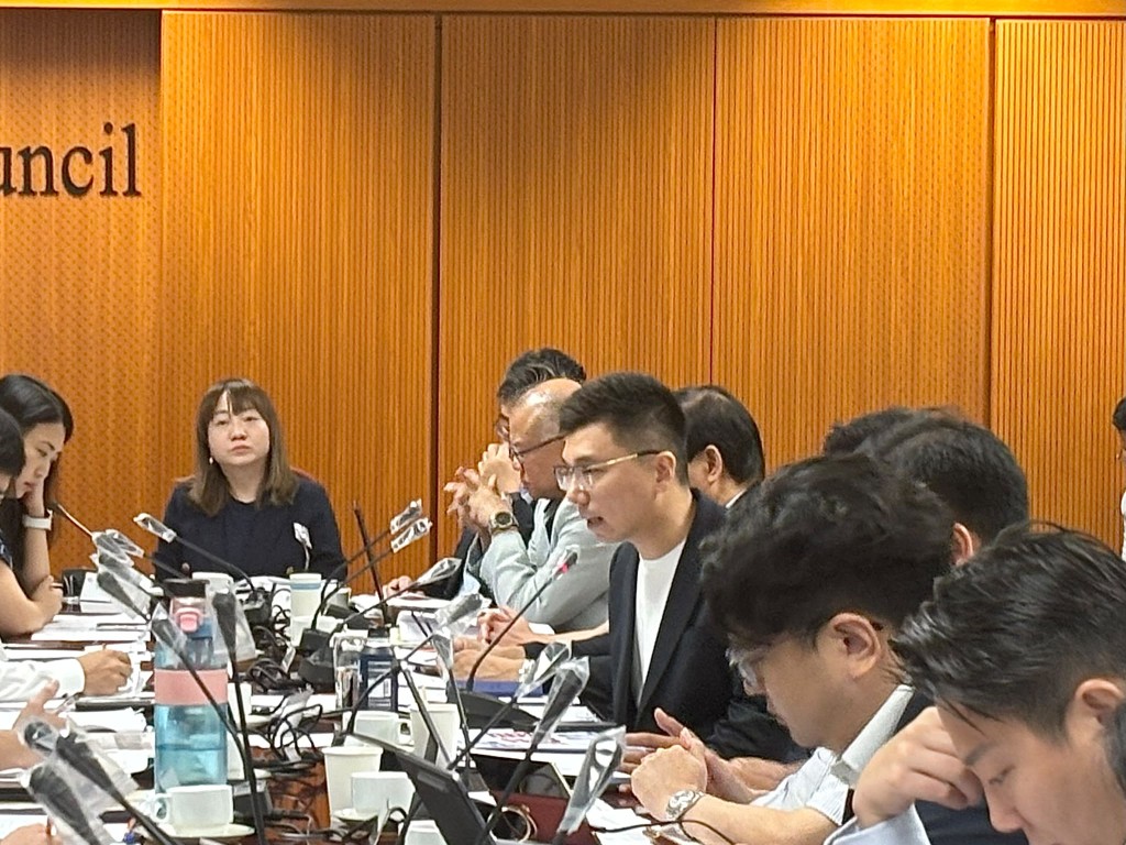 羅曉楓關注現時決定最終選址會否影響項目進度。 羅曉楓關注現時決定最終選址會否影響項目進度。