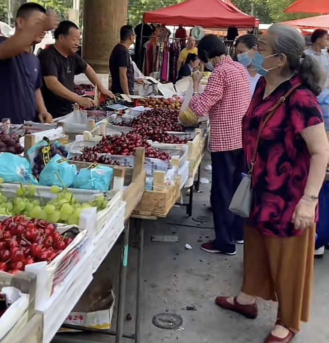 李明启多次被见到现身街市。