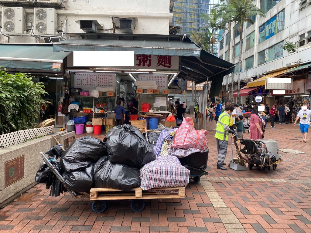 人員清走阻街雜物。