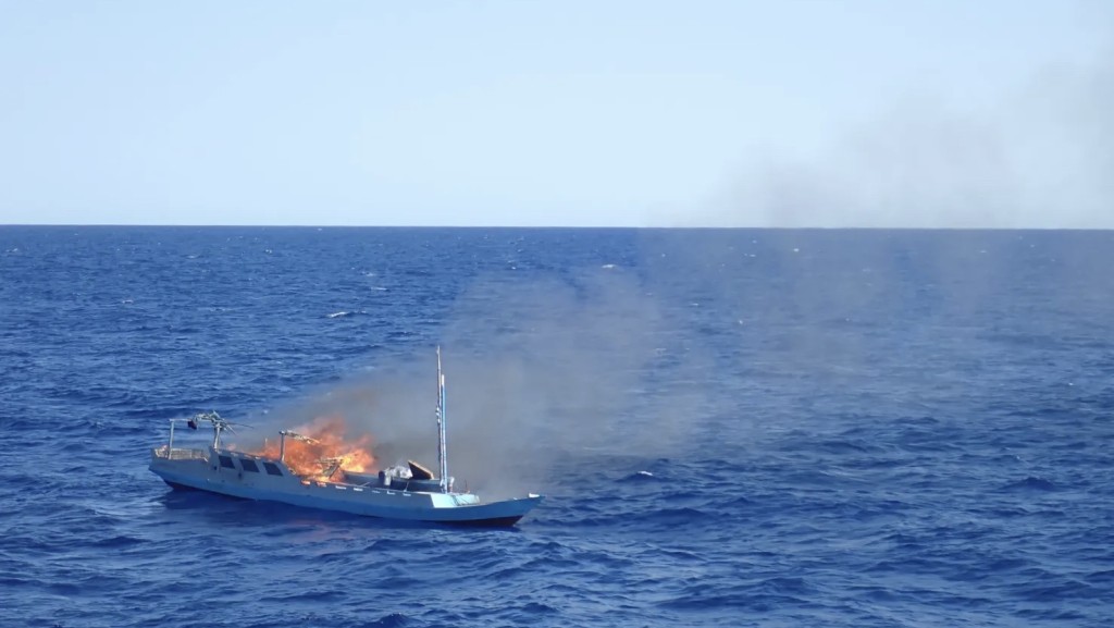 澳洲当局烧毁非法外国渔船。 澳洲边防部队