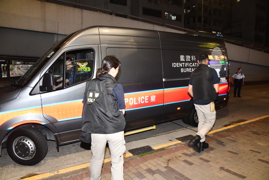 流動鑑證車到場。 流動鑑證車到場。