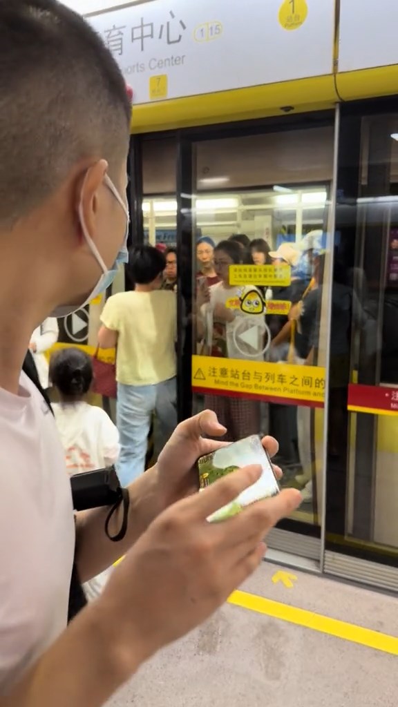 民眾將婦人強闖車廂的情景拍下。抖音@ ? 民眾將婦人強闖車廂的情景拍下。抖音@ ?