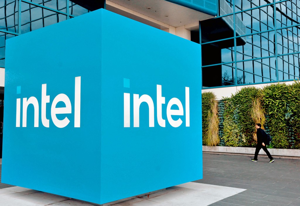 英特爾股價上周五收市飆23%，並曾創逾25年來新高。