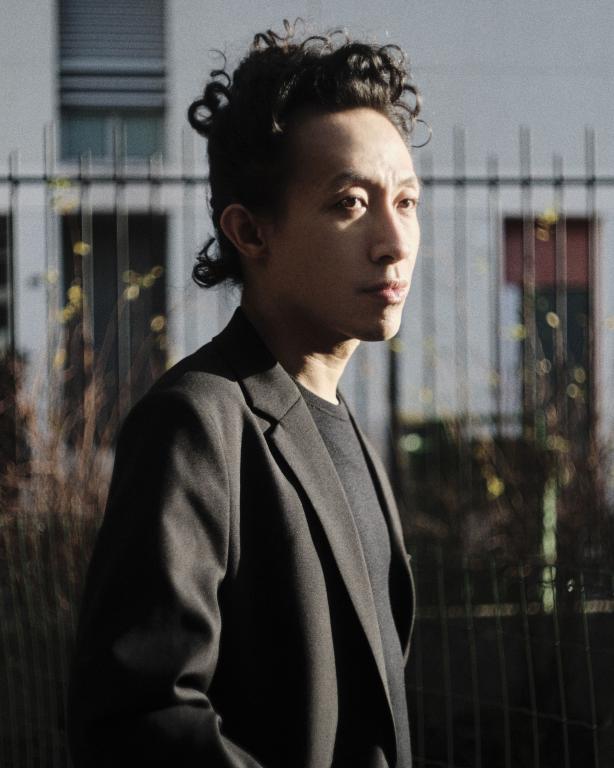 Robert Wun瑰丽而魔幻的设计风格，令不少红星都乐于跟他合作，让他打造华丽战衣。