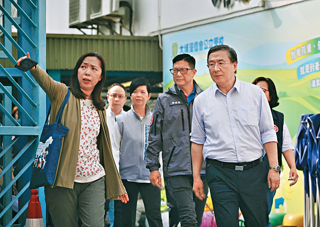 卓永興、鄧炳強、何永賢等人昨早到場視察上樓安排的準備情況。