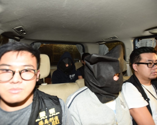 兩主僕涉非法放數被捕。