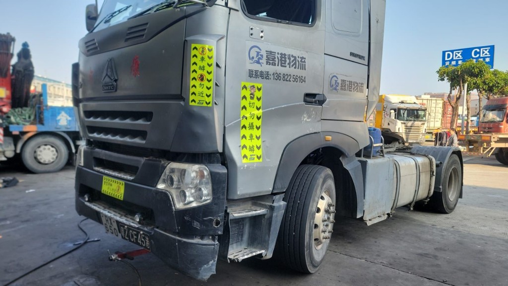 西九交通部設計多款行車證靜電貼及道路安全貼紙,並與貨運與客運業界合作,張貼於車身及乘客可見的位置。 西九交通部設計多款行車證靜電貼及道路安全貼紙,並與貨運與客運業界合作,張貼於車身及乘客可見的位置。