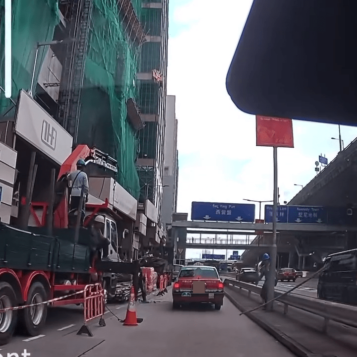 棚竹反彈落地，一名工人與事發現場一步之遙。