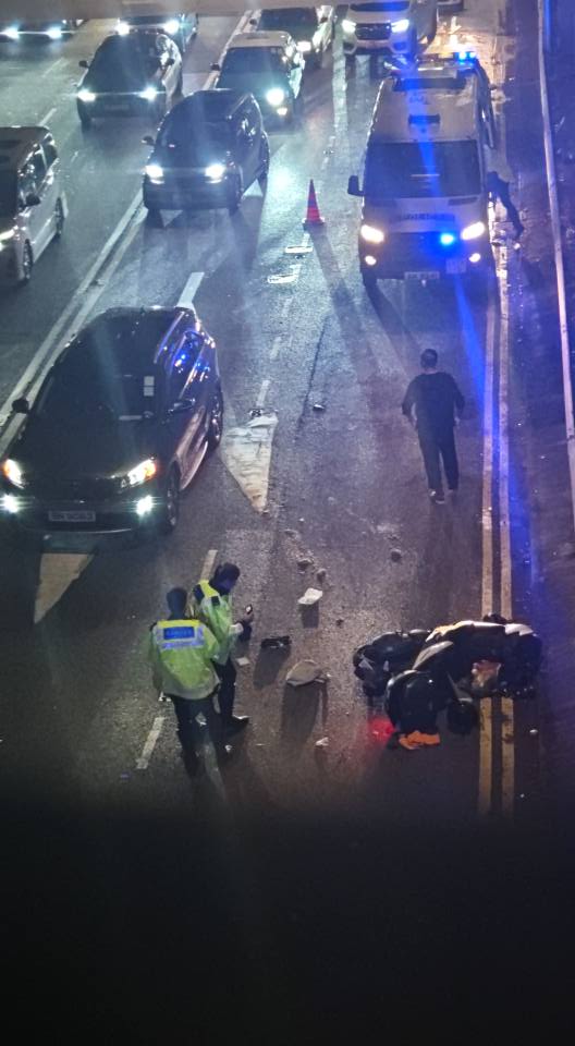 私家車與電單車發生相撞,雜物散落一地。fb「車cam L(香港群組)」圖片 私家車與電單車發生相撞,雜物散落一地。fb「車cam L(香港群組)」圖片